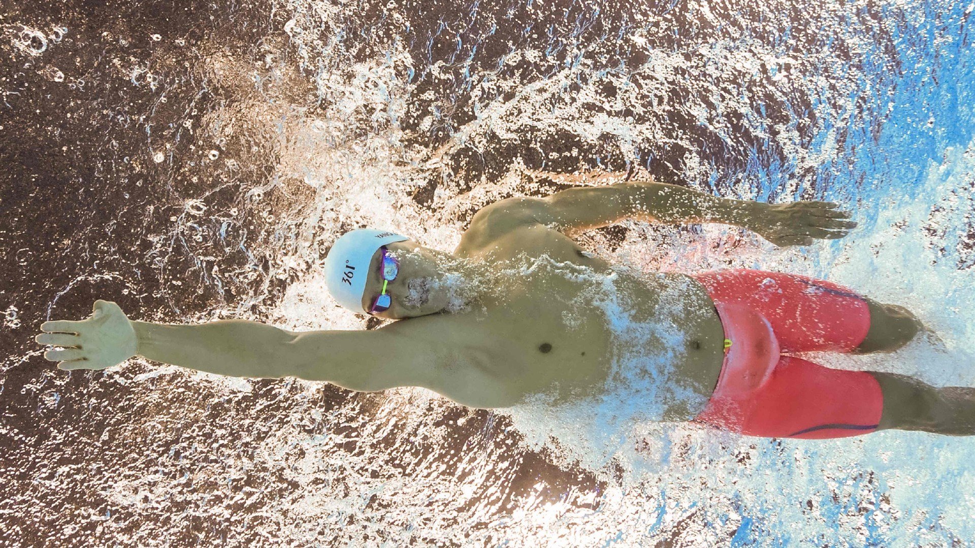 以足球为载体的健康生活理念深入人心，普及全民运动，以足球运动为主题的绘画