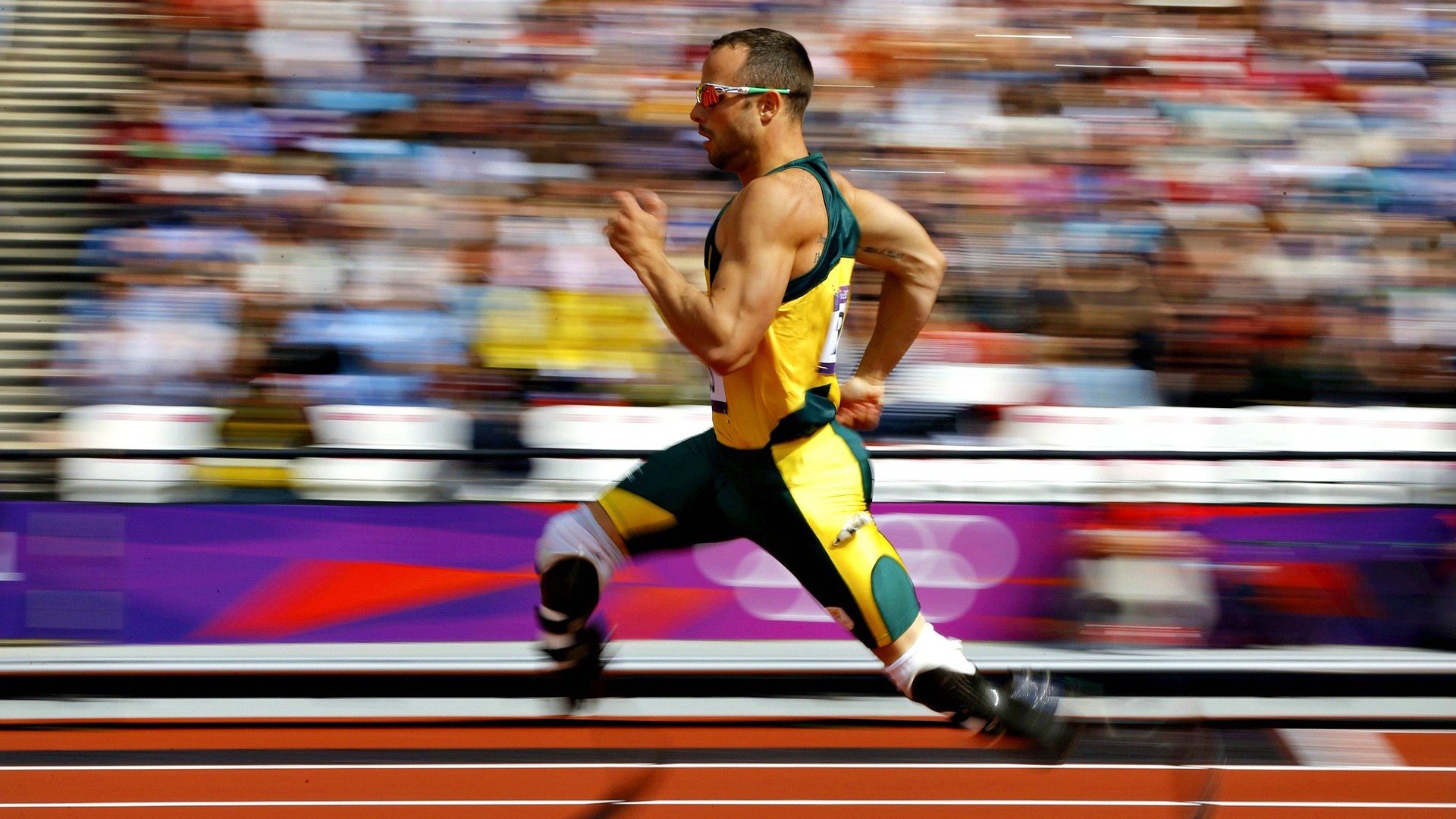 萨默·麦金托什蝶泳实力引领赛场，麦金托什游泳